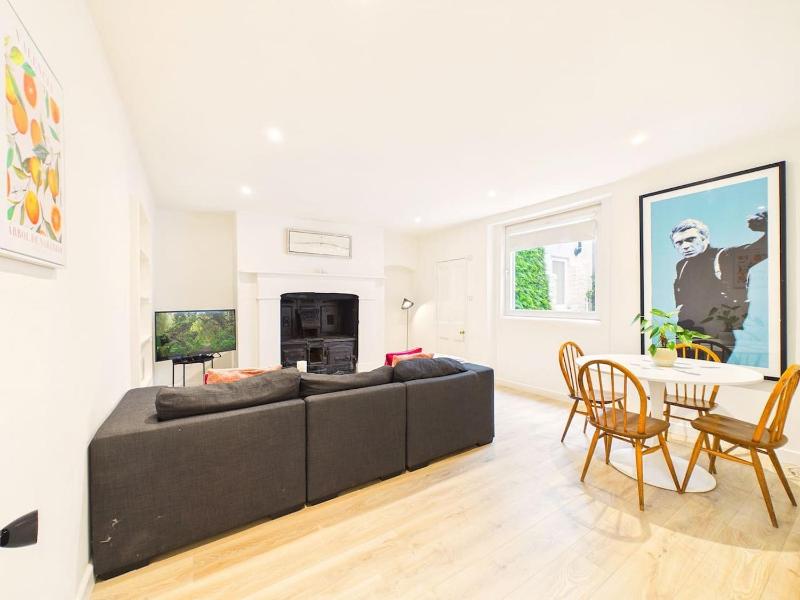 NEW Stylish 2-Bed Apartment By Signature Stays with FREE Parking - image 43