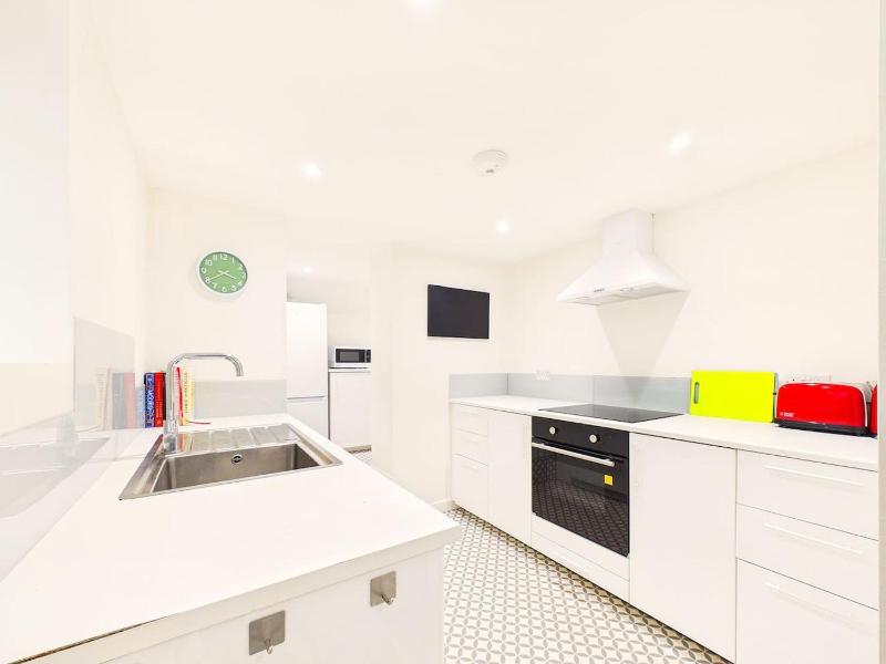 NEW Stylish 2-Bed Apartment By Signature Stays with FREE Parking - image 44