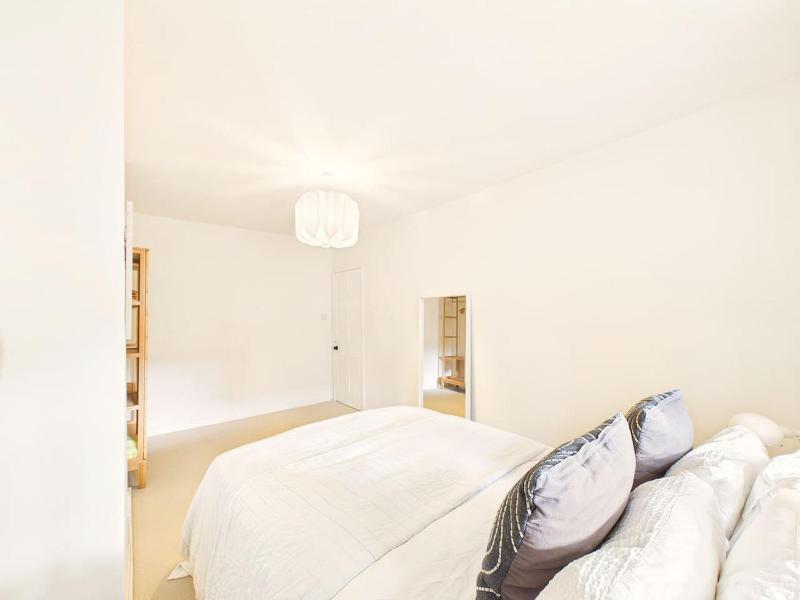 NEW Stylish 2-Bed Apartment By Signature Stays with FREE Parking - image 30