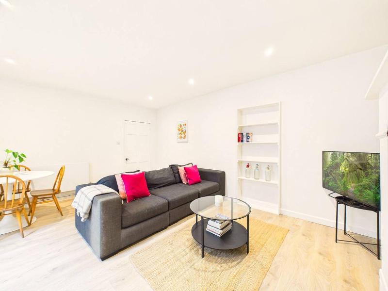 NEW Stylish 2-Bed Apartment By Signature Stays with FREE Parking - image 41