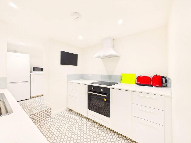 NEW Stylish 2-Bed Apartment By Signature Stays with FREE Parking - image 25