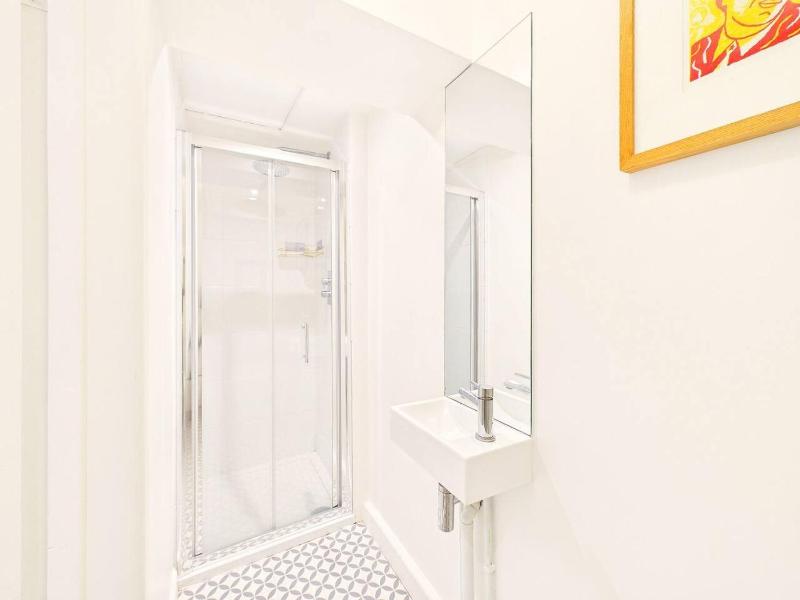 NEW Stylish 2-Bed Apartment By Signature Stays with FREE Parking - image 32