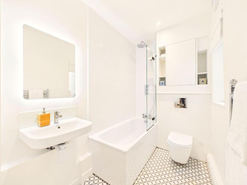 NEW Stylish 2-Bed Apartment By Signature Stays with FREE Parking - image 24