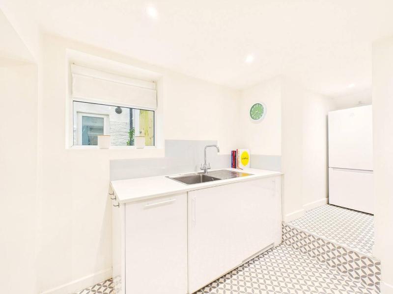 NEW Stylish 2-Bed Apartment By Signature Stays with FREE Parking - image 26