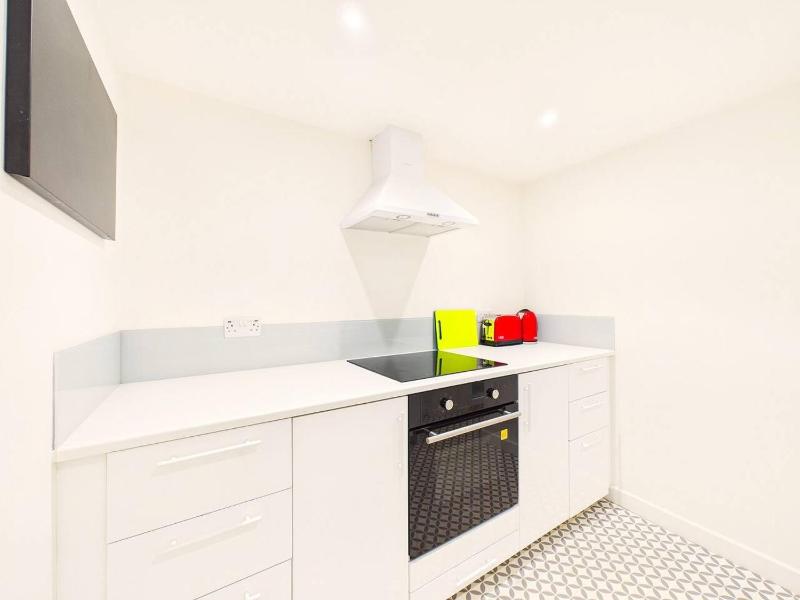NEW Stylish 2-Bed Apartment By Signature Stays with FREE Parking - image 31