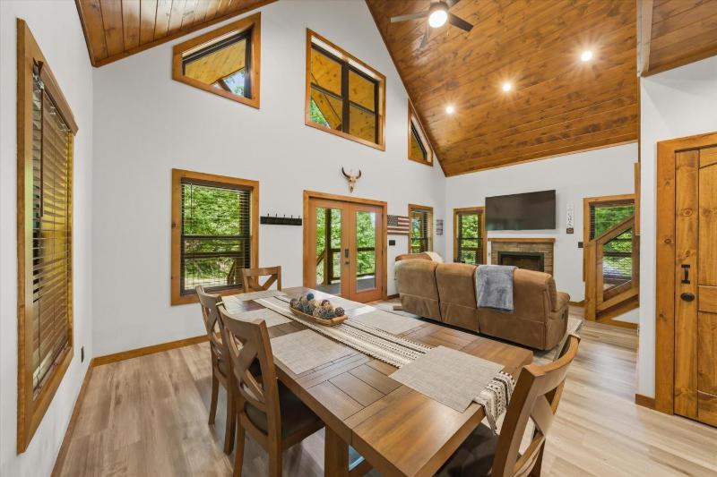Wiley's Bend cabin - image 23