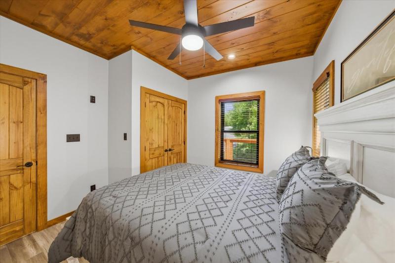 Wiley's Bend cabin - image 26