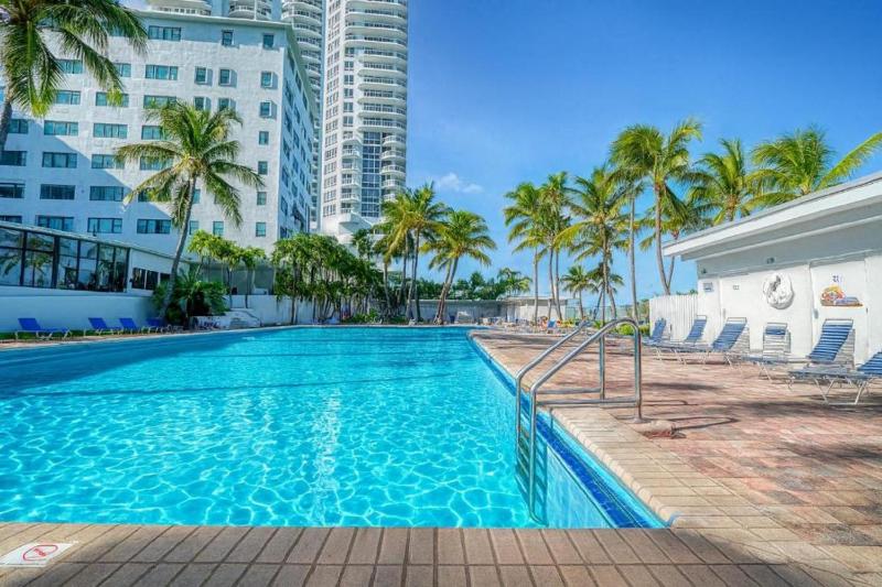 Fun by Sun Rentals direct beach access and full kitchen - image 28