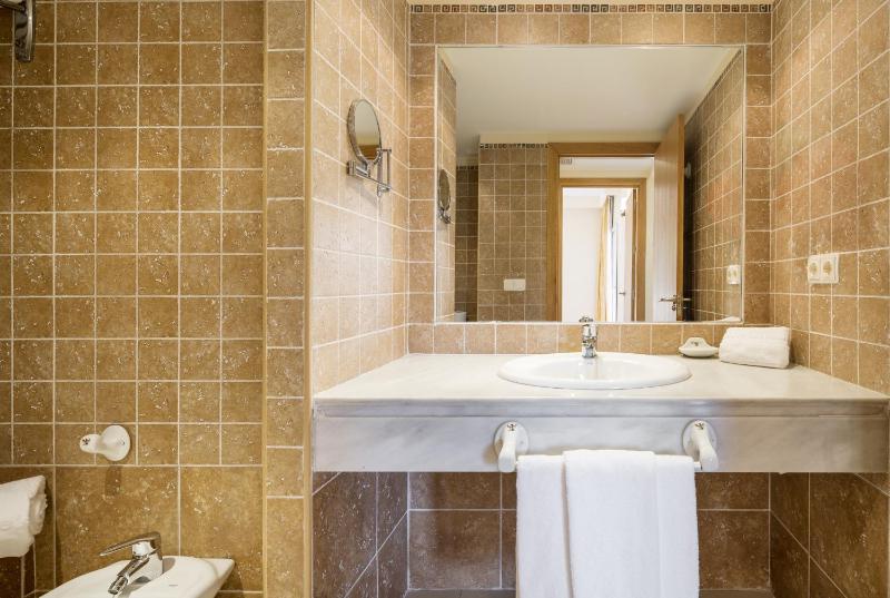 Two-Bedroom Apartment (5 Adults) image 2