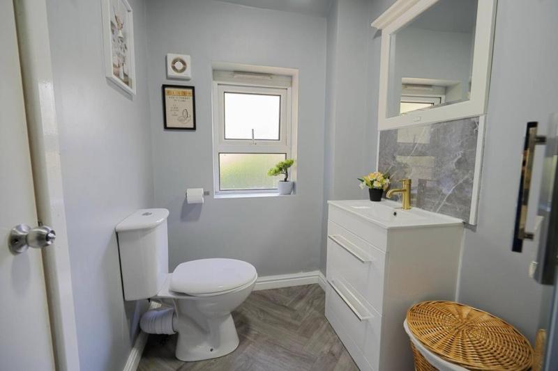 4 bedrooms 2 Baths Property & Contractor stays - image 45