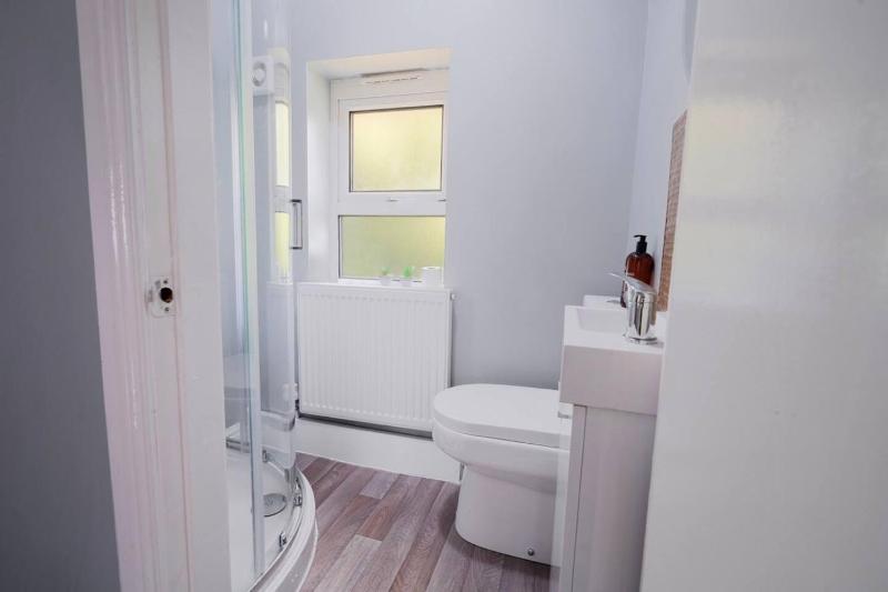 4 bedrooms 2 Baths Property & Contractor stays - image 24