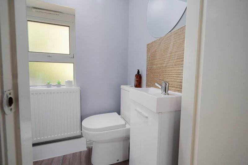 4 bedrooms 2 Baths Property & Contractor stays - image 6