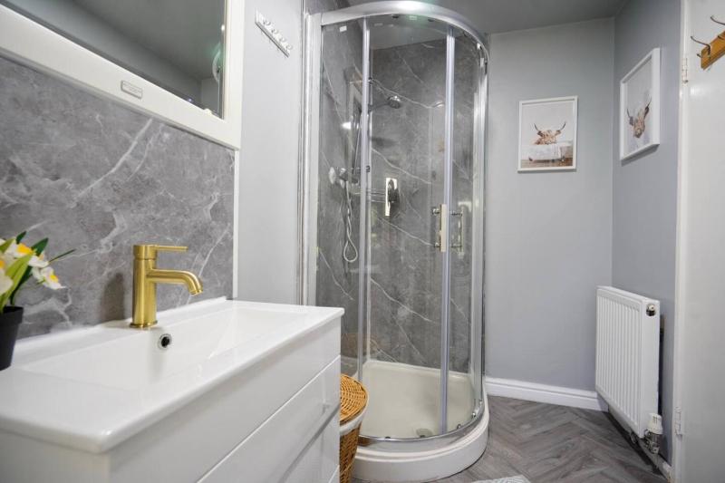 4 bedrooms 2 Baths Property & Contractor stays - image 17