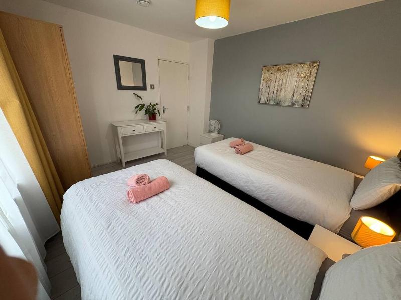4 bedrooms 2 Baths Property & Contractor stays - image 34