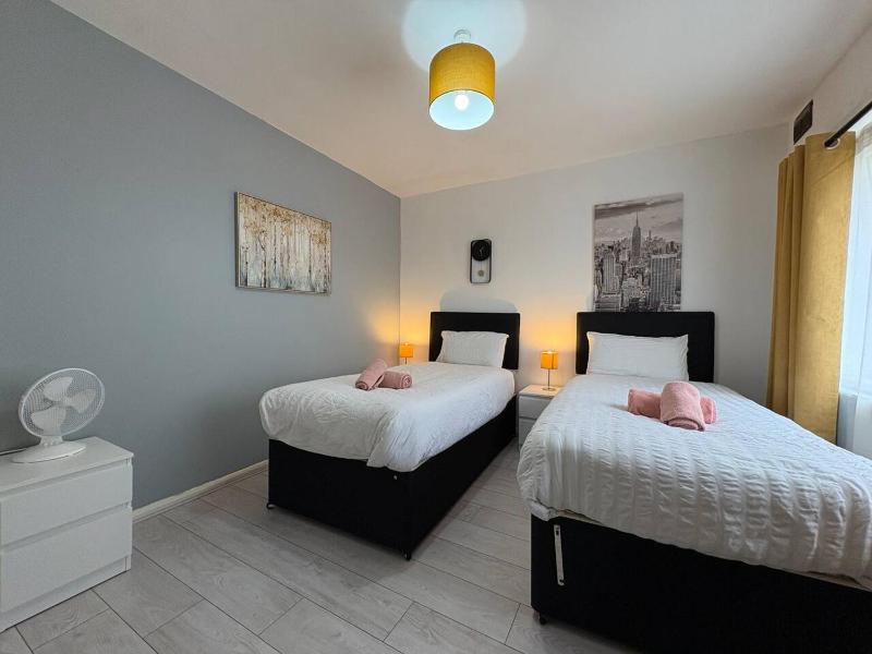 4 bedrooms 2 Baths Property & Contractor stays - image 21