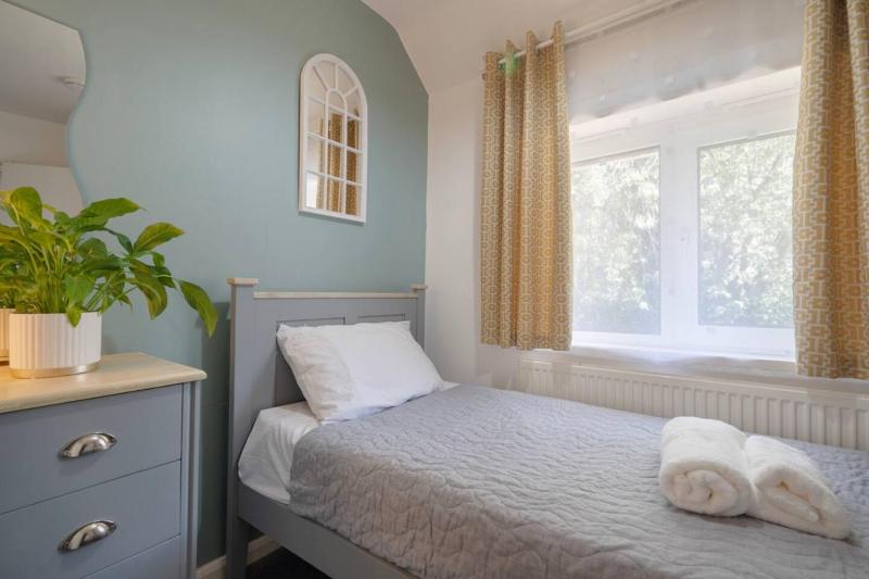 4 bedrooms 2 Baths Property & Contractor stays - image 3