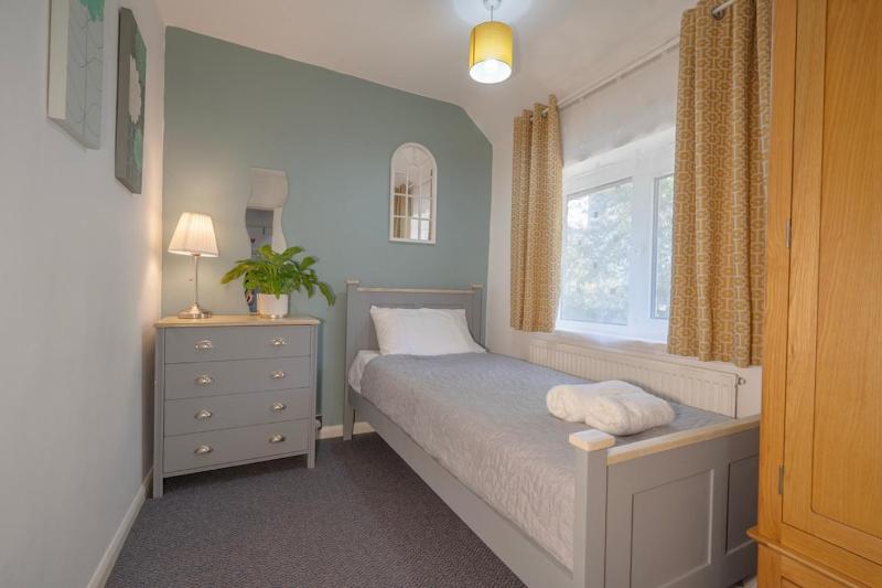 4 bedrooms 2 Baths Property & Contractor stays - image 40