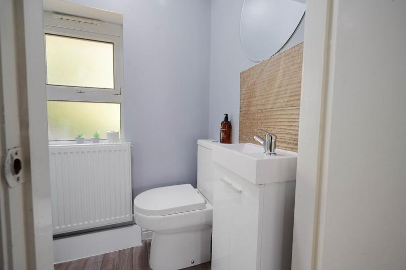 4 bedrooms 2 Baths Property & Contractor stays - image 20