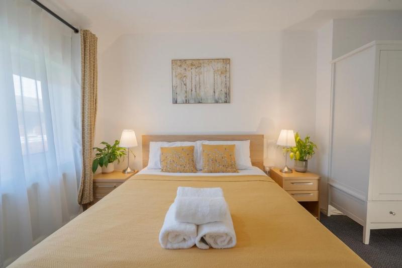 4 bedrooms 2 Baths Property & Contractor stays - image 11