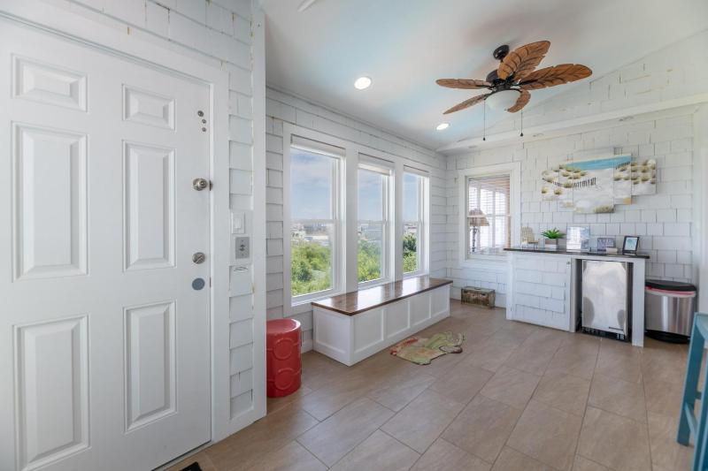 High Cotton - Old Nags Head Place Ocean View 325 Yds to Beach Elevator Pool Hot Tub Tiki Bar - image 9