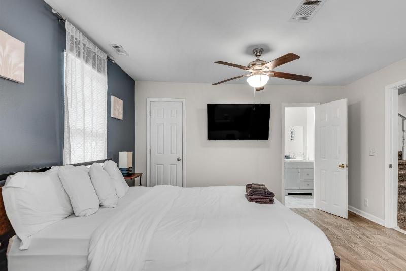 Luxurious And Spacious Gem In The Heart Of ATL - image 32