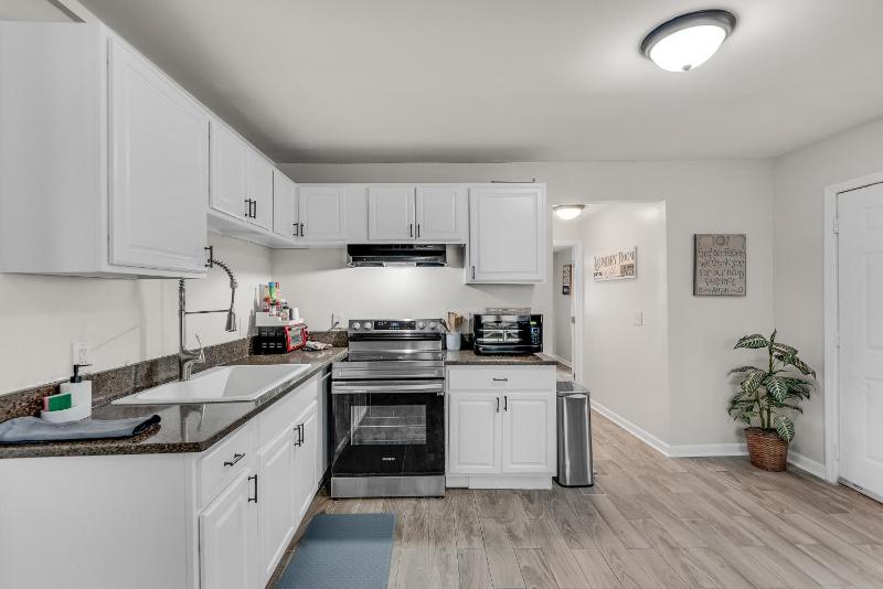 Luxurious And Spacious Gem In The Heart Of ATL - image 13