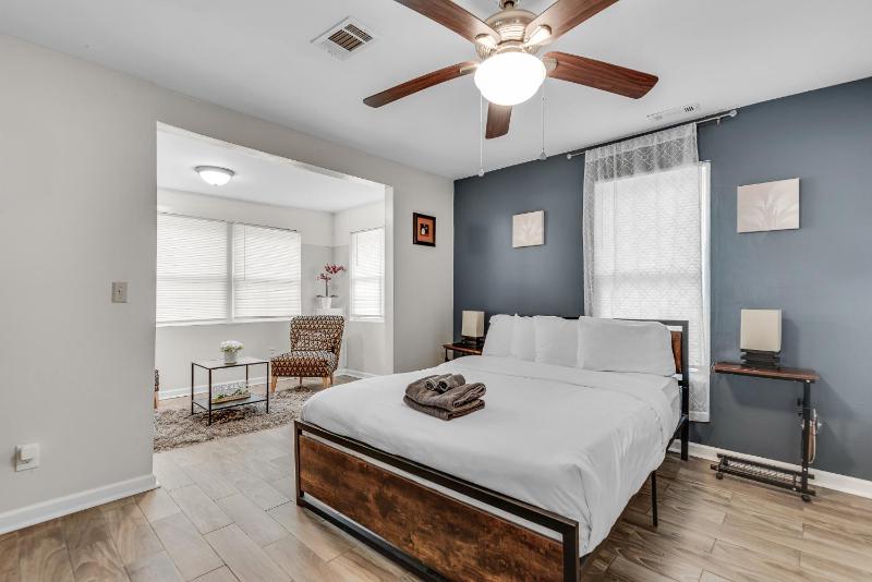 Luxurious And Spacious Gem In The Heart Of ATL - image 20