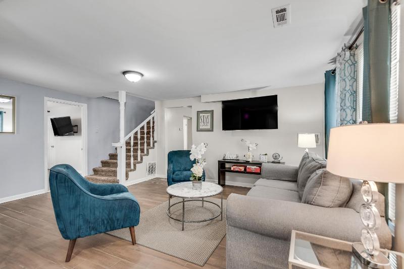 Luxurious And Spacious Gem In The Heart Of ATL - image 1