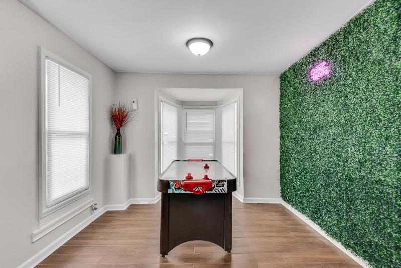 Luxurious And Spacious Gem In The Heart Of ATL - image 2