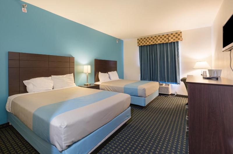 Queen Room with Two Queen Beds - Non-Smoking image 3