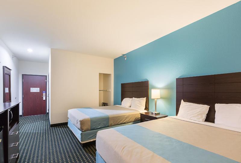 Queen Room with Two Queen Beds - Non-Smoking image 2