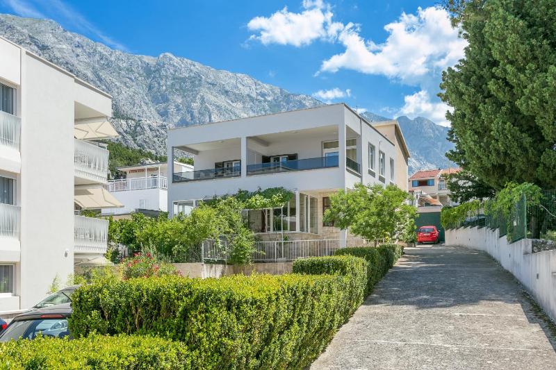 Apartments with parking space Baska Voda Makarska - 6773 - image 1