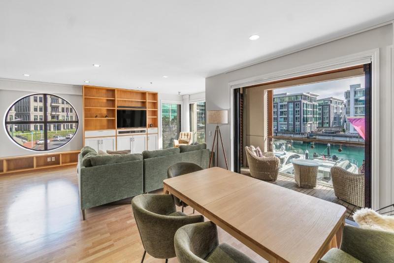 Gorgeous 2-Bed 2-Bath Harbour View Stunner - image 1