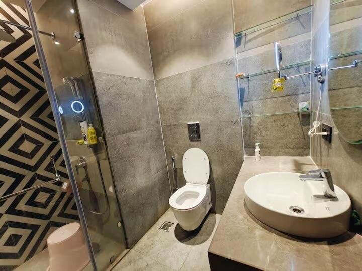 Luxurious balcony studio with city view - image 5