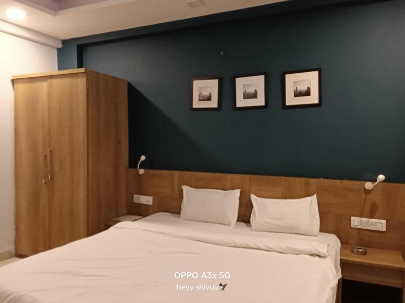 The Velvet Stay - image 2