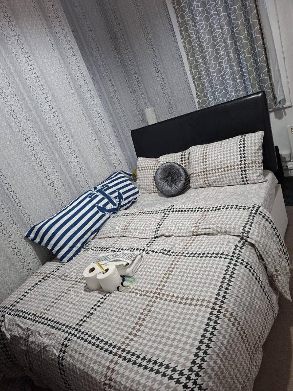 Humuplace Sleeps 4 with Garden - image 8