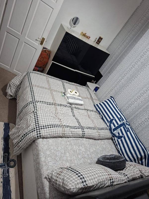 Humuplace Sleeps 4 with Garden - image 7