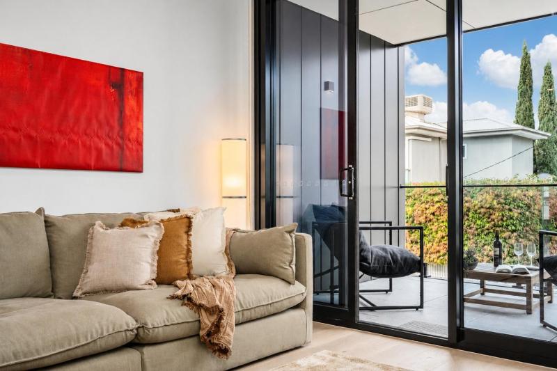The Richmond Grand - Near MCG and 3 Free Car Spaces - image 12