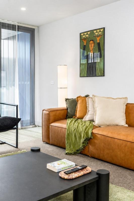 The Richmond Grand - Near MCG and 3 Free Car Spaces - image 3