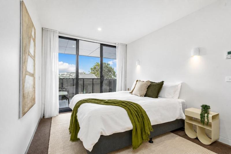 The Richmond Grand - Near MCG and 3 Free Car Spaces - image 9