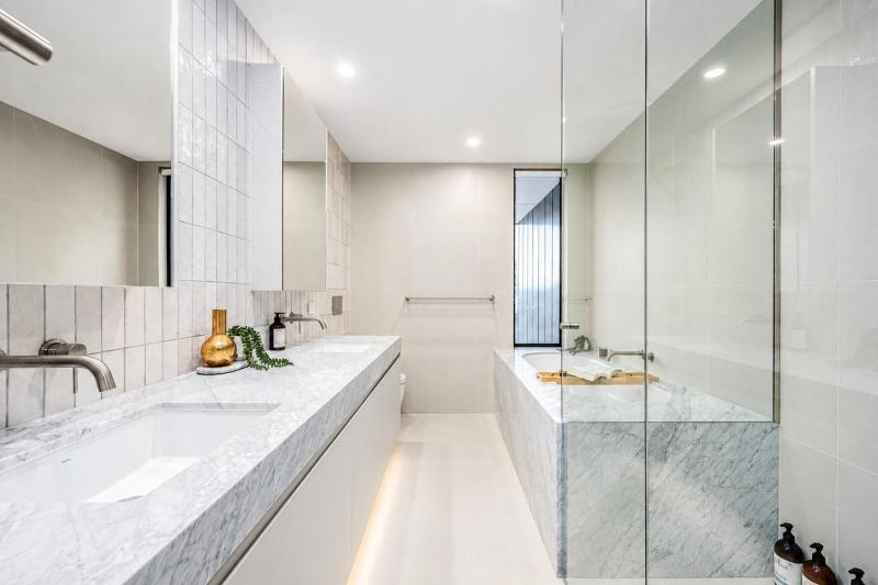 The Richmond Grand - Near MCG and 3 Free Car Spaces - image 11