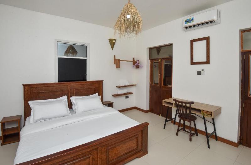 Cosy Stone town 2BEDROOM APARTMENT with parking - image 5