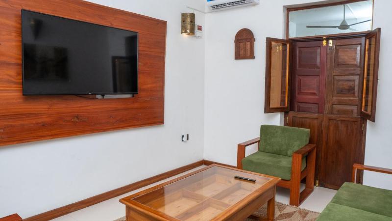Cosy Stone town 2BEDROOM APARTMENT with parking - image 10