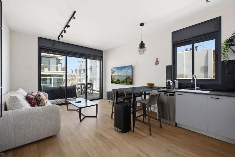 Sunny 1BR Penthouse by HolyGuest - image 1