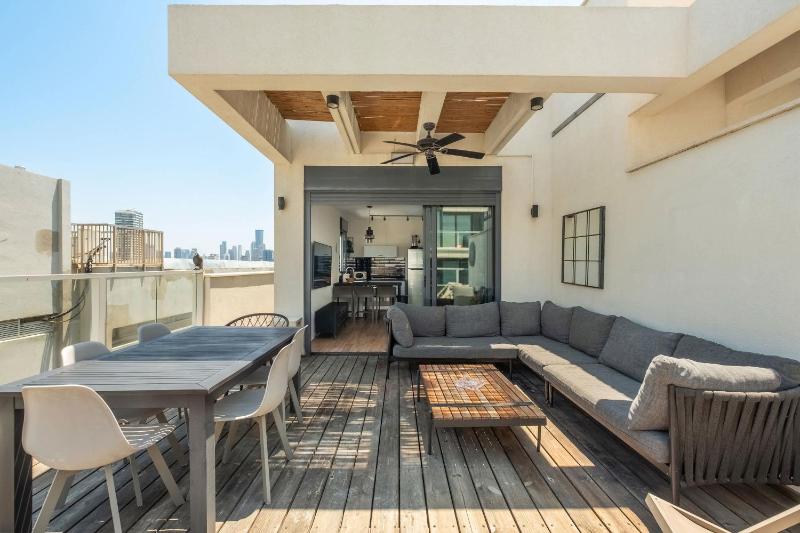 Sunny 1BR Penthouse by HolyGuest - image 11