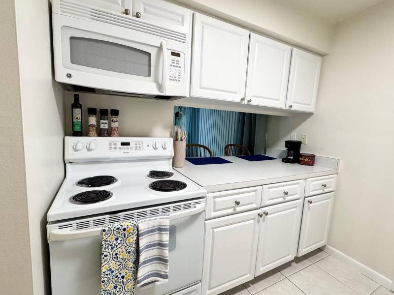 Boho Coastal Studio Near Siesta Key Pool - image 11
