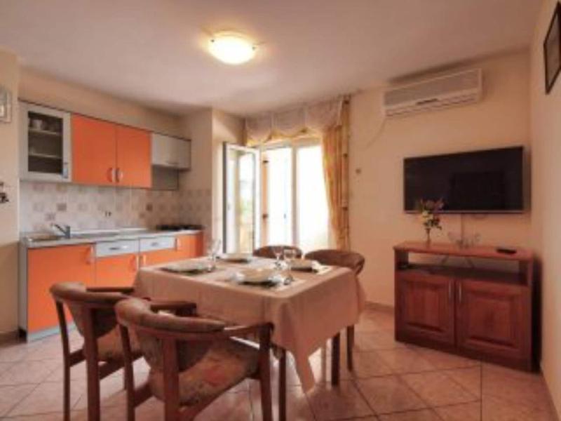 Apartment Stefani - two bedroom apartment with balcony and sea view A4 - image 3