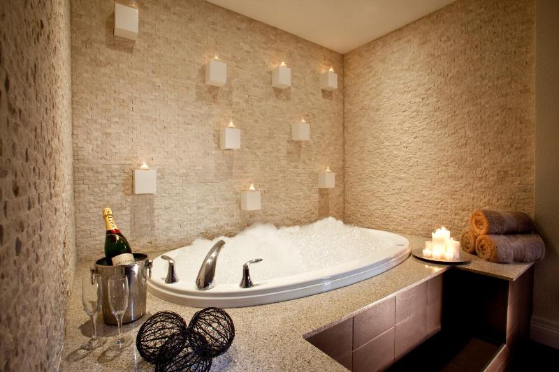 Enclave King Spa Suite image 4