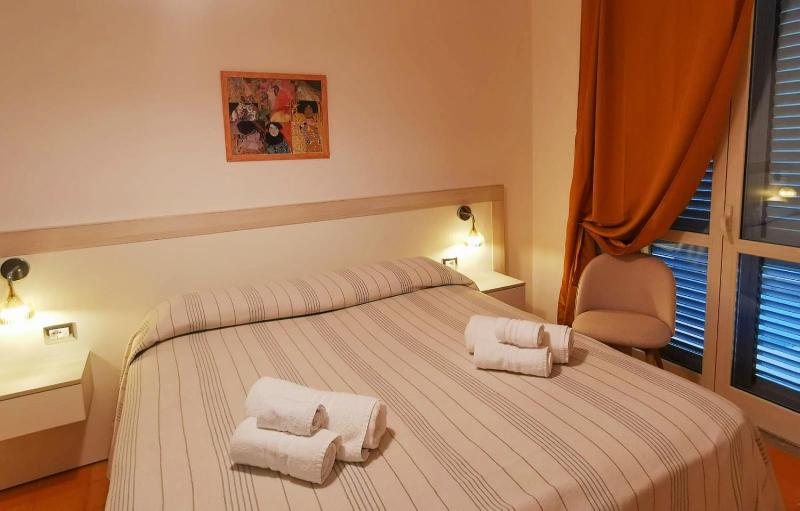 Bouganville & Sea - image 39
