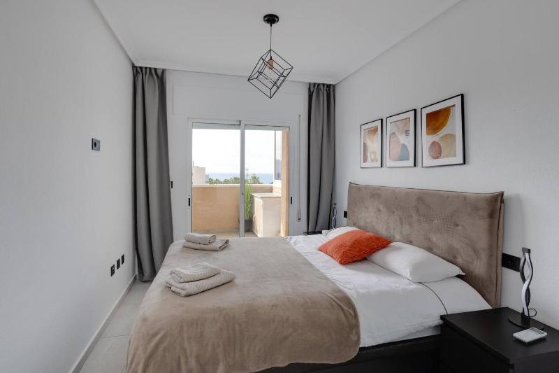 CB Living - Seaview penhouse in Cabo Roig - image 15